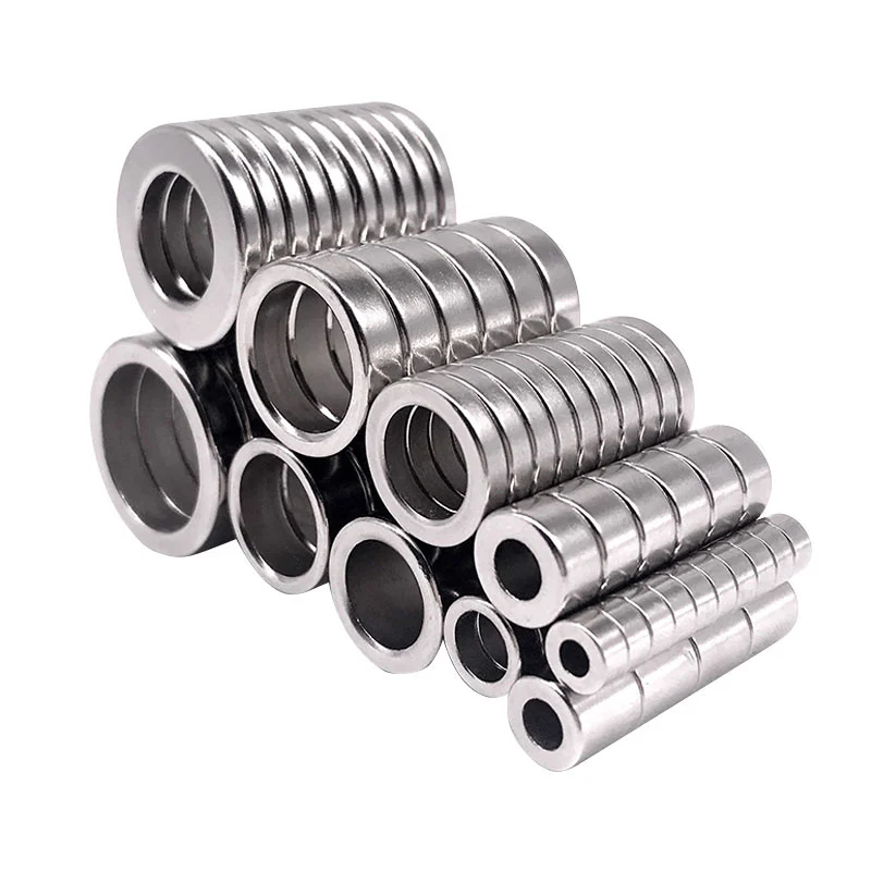 In che modo un magnete ad anello differisce da un magnete solido nelle applicazioni?
