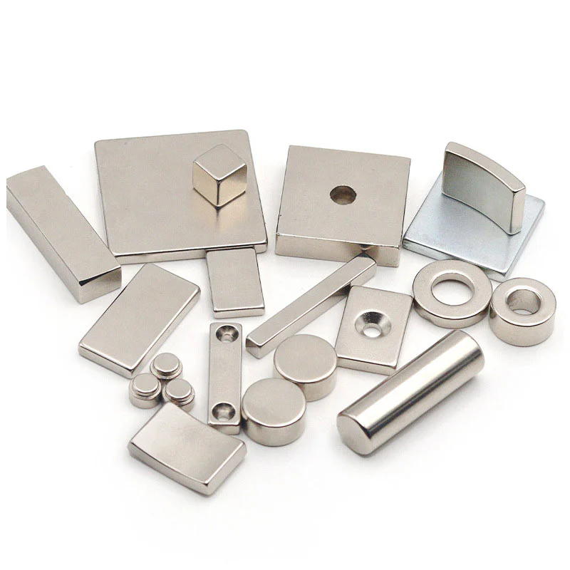 In che modo la ferrite offre prestazioni economiche del magnete ad anello?